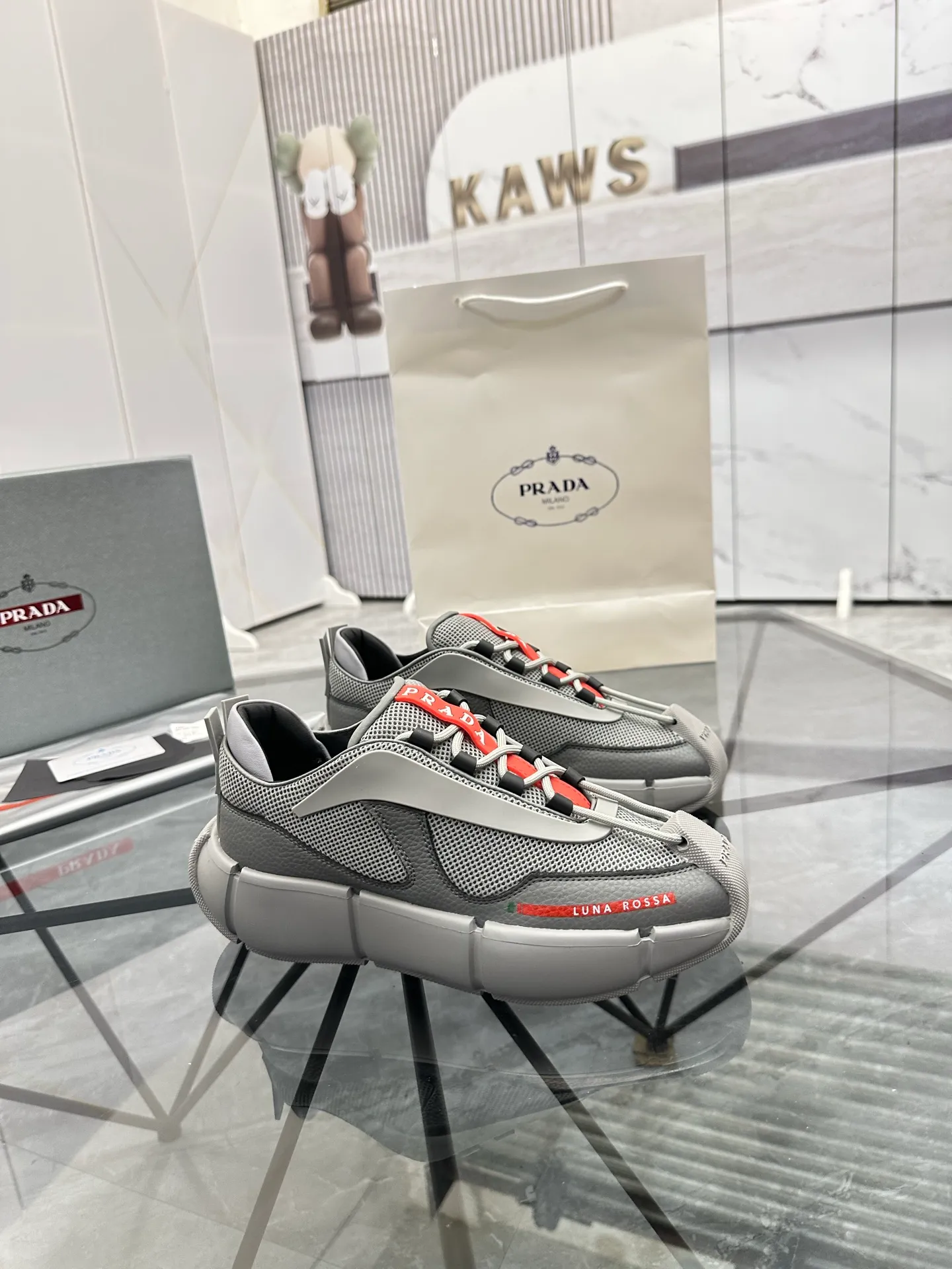 Men's shoes: 💰P500¥ High-end, complete package Product trademark: Prada *"Prada*" low-top casual shoes Regular size: 38-44 (can be customized to 45.46) Couple style Product materials: Upper imported cowhide stitched with original fabric, sheepskin lining, original outsole. Number: 846